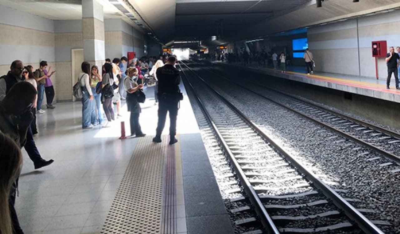 İZBAN Seferlerinde Aksama: İzmir Yolcularını Etkileyen Makas Arızası