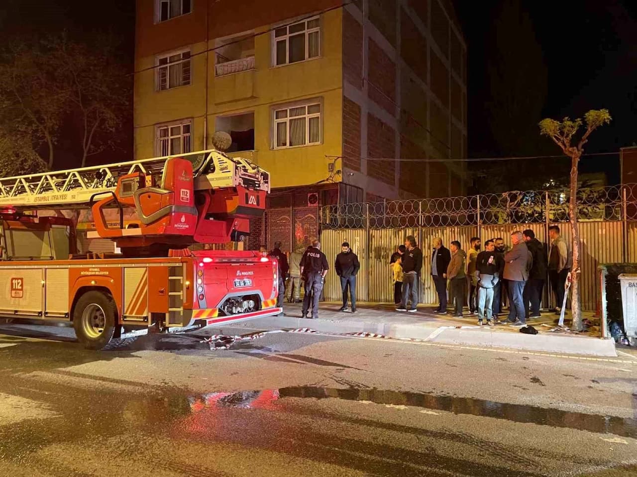 Avcılar Tahtakale'de Korku Dolu Anlar: 11 Kişi Yanan Binadan Kurtarıldı