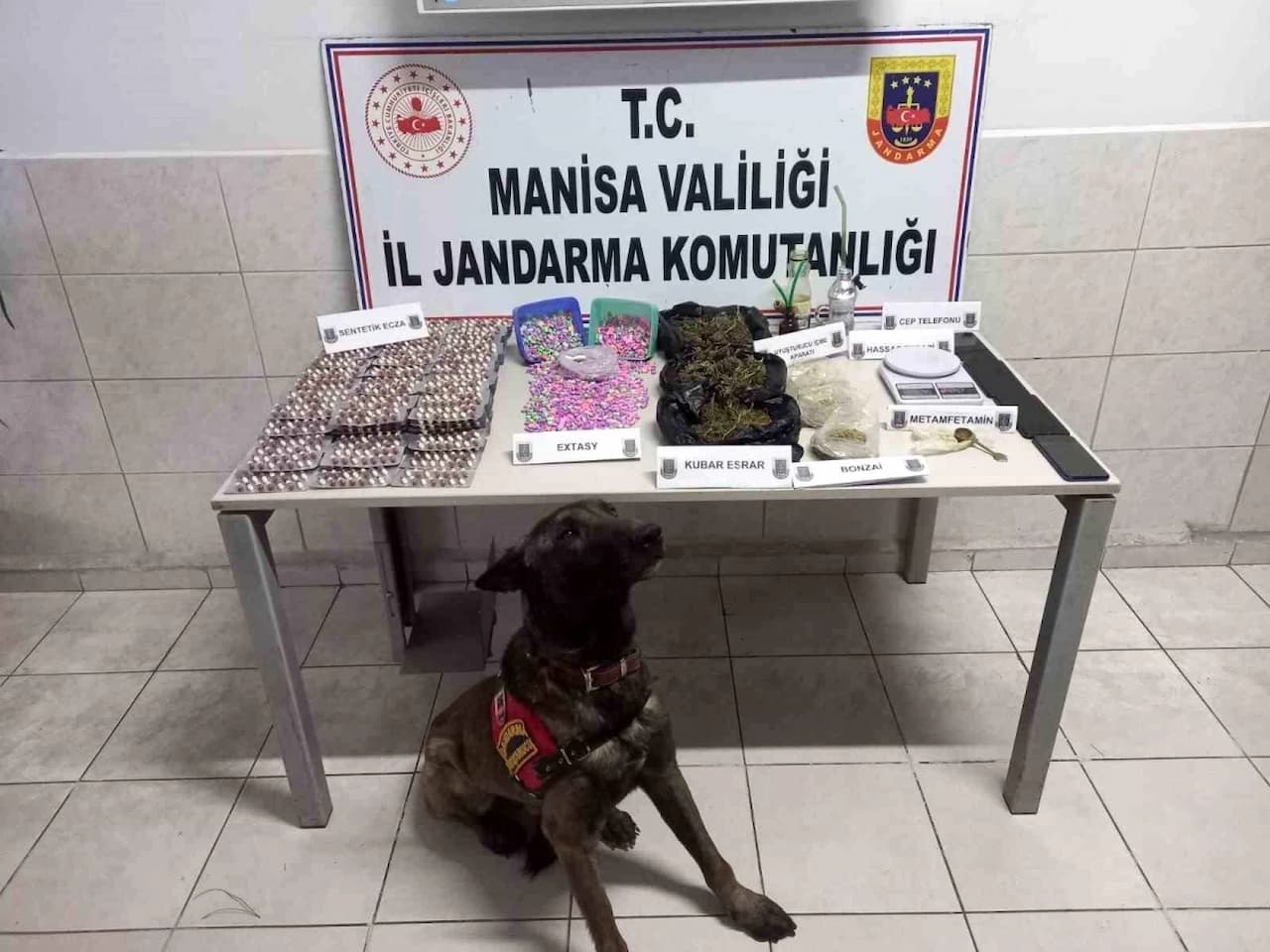 Manisa'da Büyük Uyuşturucu Operasyonu: Tonlarca Esrar ve Binlerce Hap Ele Geçirildi, 2 Şüpheli Tutuklandı