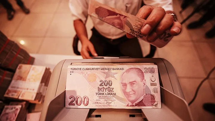 Banka hesabınızı kontrol edin! Halkbank emeklilere tam 12.500 TL yatırıyor!