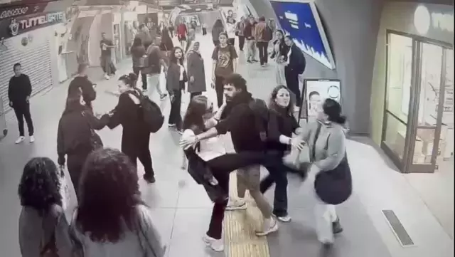 Metrobüs İstasyonunda Kadınlar Arasında Dehşet Dolu Kavga! Yürüyen Merdivenlerden Yuvarlandı!