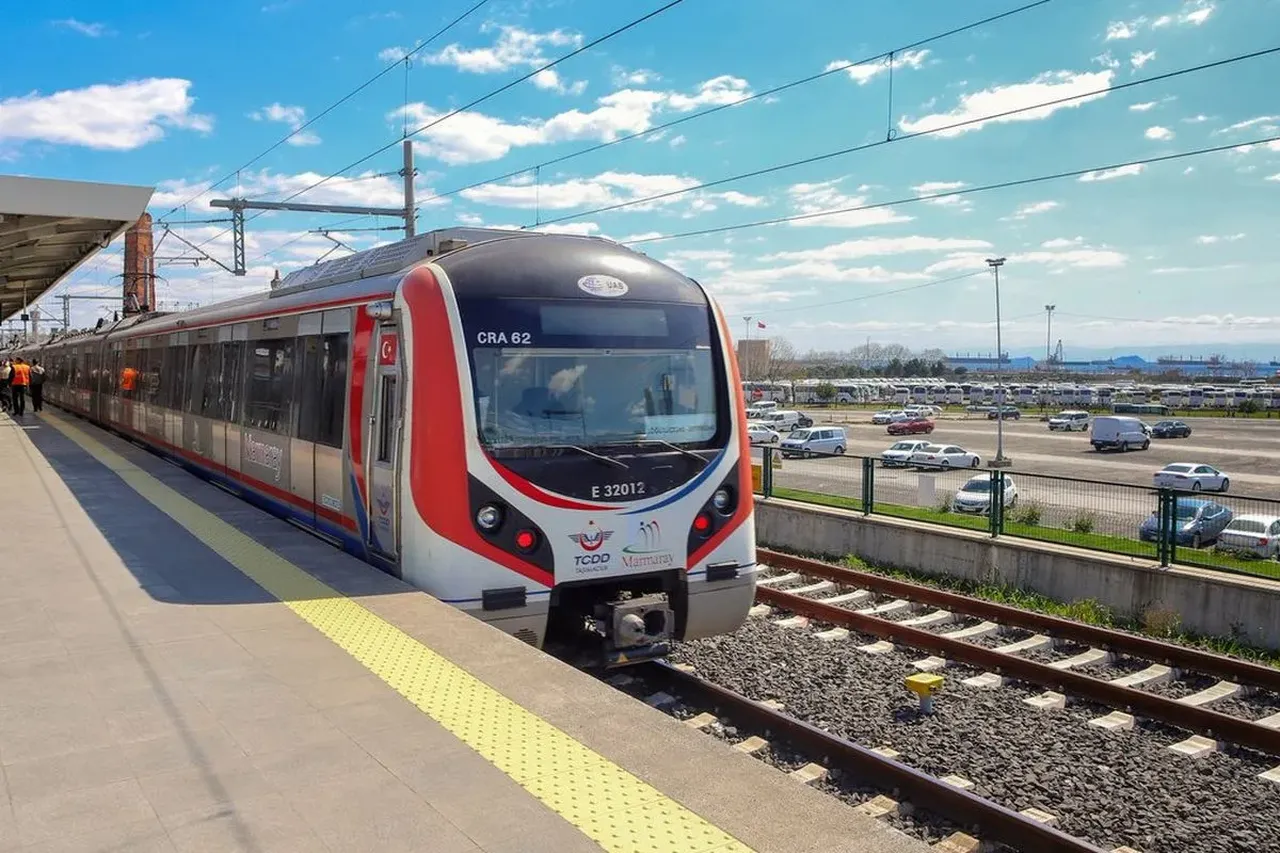 Marmaray Gece Vardiyasında! Boğazın Altından Araç Taşındı – İşte O Anlar