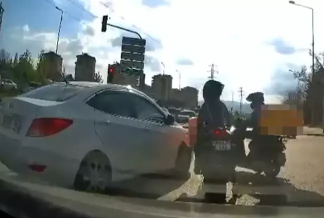 Ankara'da Kahraman Kurye! Darp Edilen Arkadaşını Kaskıyla Kafa Atarak Kurtardı!