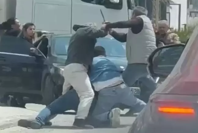 İzmir'de Trafik Terörü! Satırlı Saldırı Kamerada!