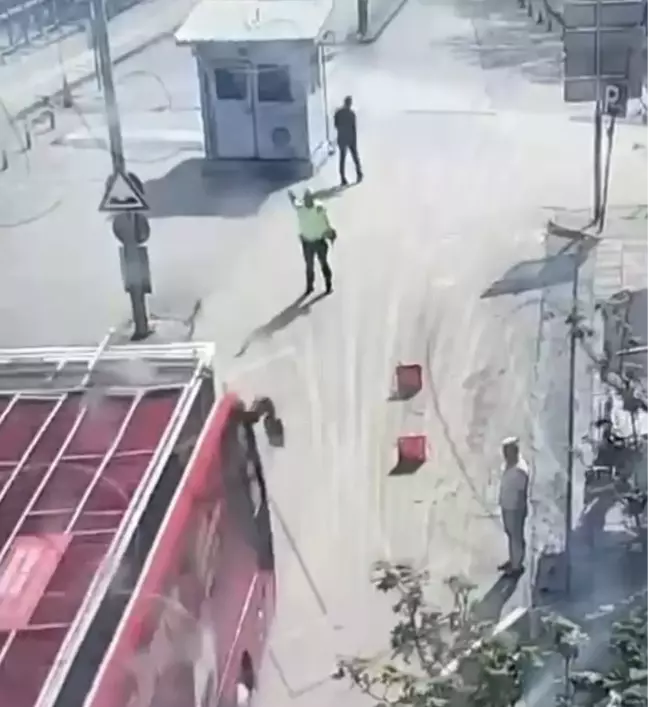 İŞTE O SKANDAL ANLAR! CHP OTOBÜS ŞOFÖRÜ POLİSİ EZİYORDU!