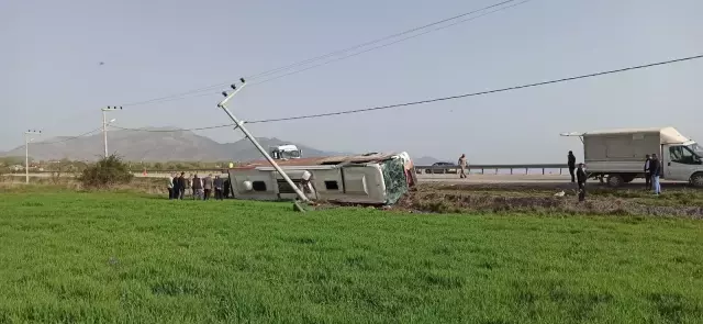 YOLCU OTOBÜSÜ DEVRİLDİ, ORTALIK SAVAŞ ALANINA DÖNDÜ