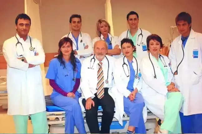 Ekranların Efsaneleri Tribünde! Doktorlar Dizisinin Yıldızları Yıllar Sonra Patladı, Sosyal Medya Yıkıldı!
