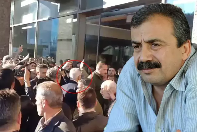 Yürekler Yanarken Hastane Önü Karıştı: Sırrı Süreyya'nın Ardından Ortalık Fena Karıştı!