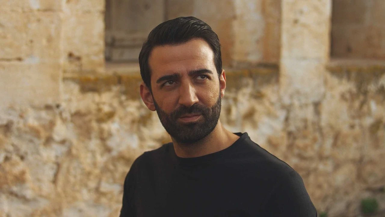 ŞİVESİYLE SAVAŞAN ADAM, ŞÖHRETİN ZİRVESİNDE! Yasaklar Delindi, Diyarbakır Yolları Kapandı Ama O, Kalpleri Fethetti!