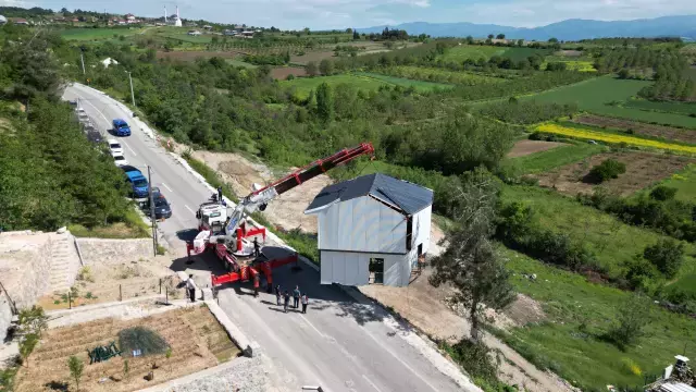 Kaçak villasını yıkımdan vinçle kaçırdı!