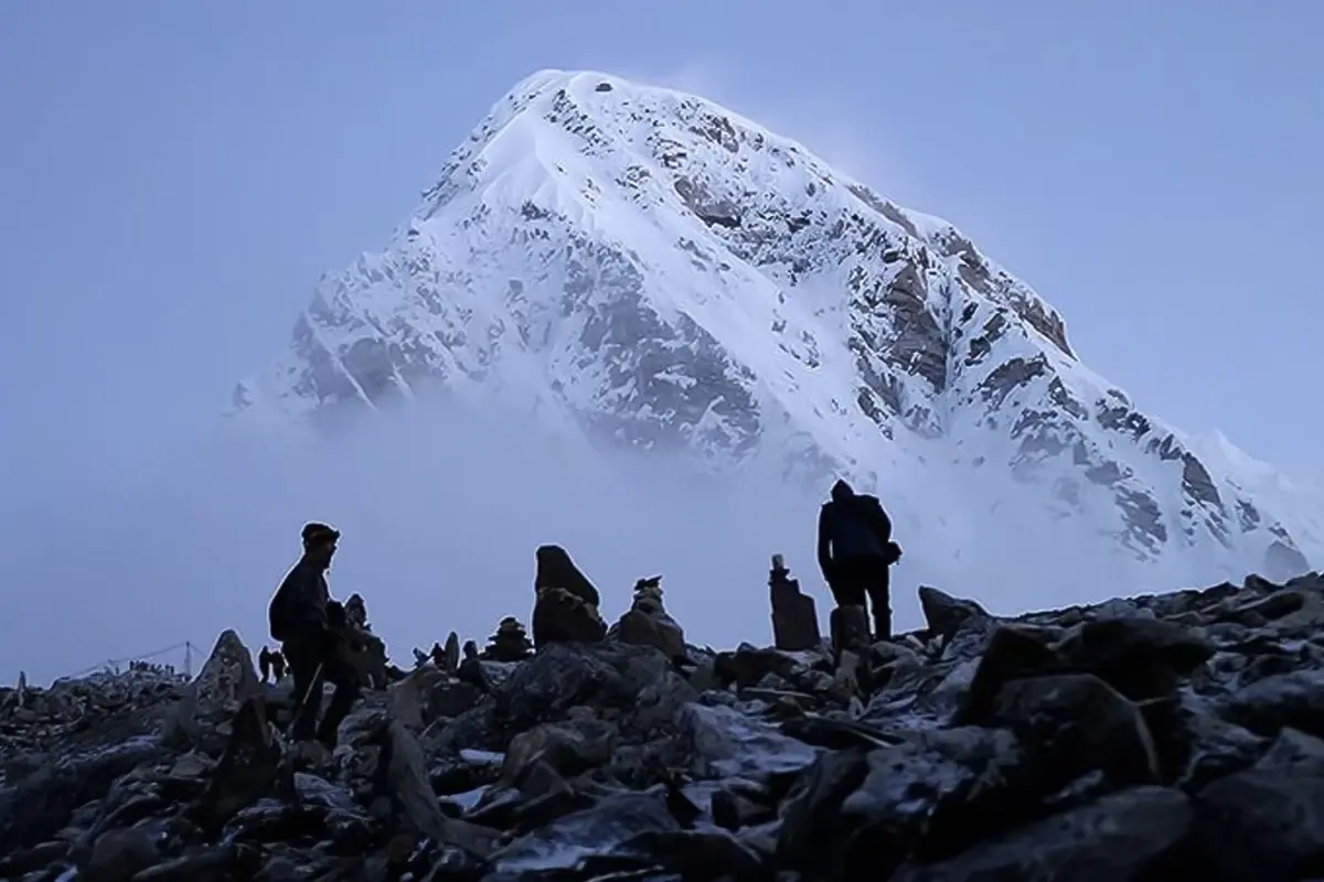 ZİRVEYE ÇIKTI, GERİ DÖNEMEDİ: EVEREST’İN NEFES KESTİĞİ DAKİKALARDA HAYAT SONA ERDİ!