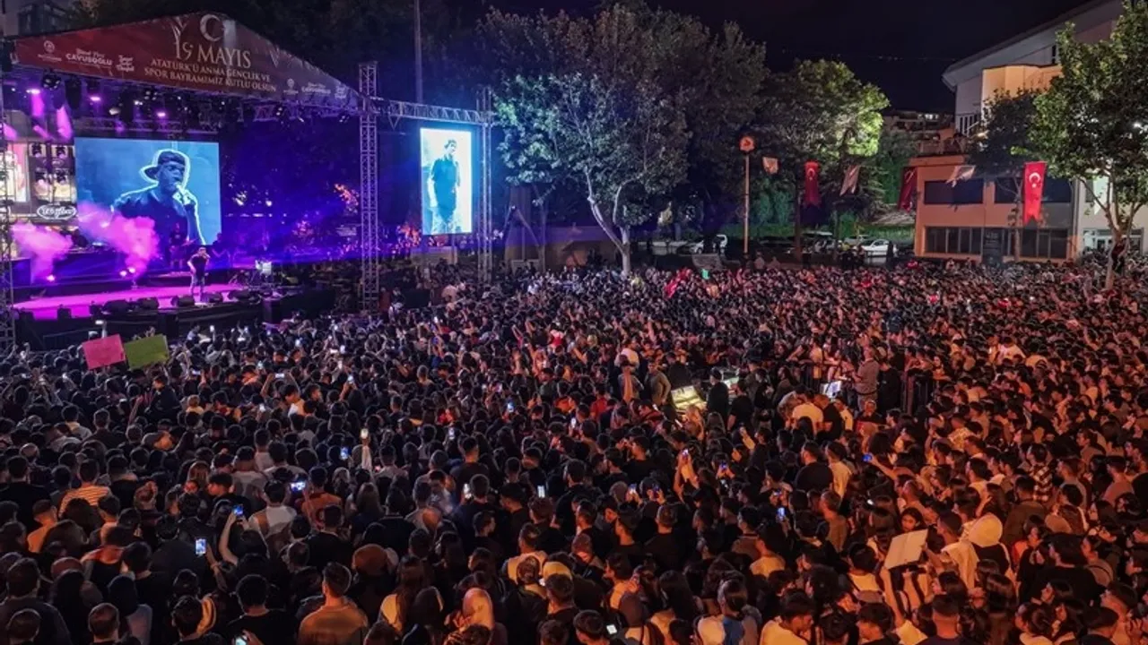 Antalya'da 19 Mayıs Coşkusu Doruktaydı: On Binler Fener Alayında Buluştu, Ceza Sahne Aldı