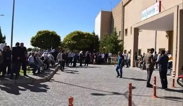 Şanlıurfa Viranşehir'de Polis Merkezi Önünde Taşlı Sopalı Kavga: 5 Yaralı, 12 Gözaltı!