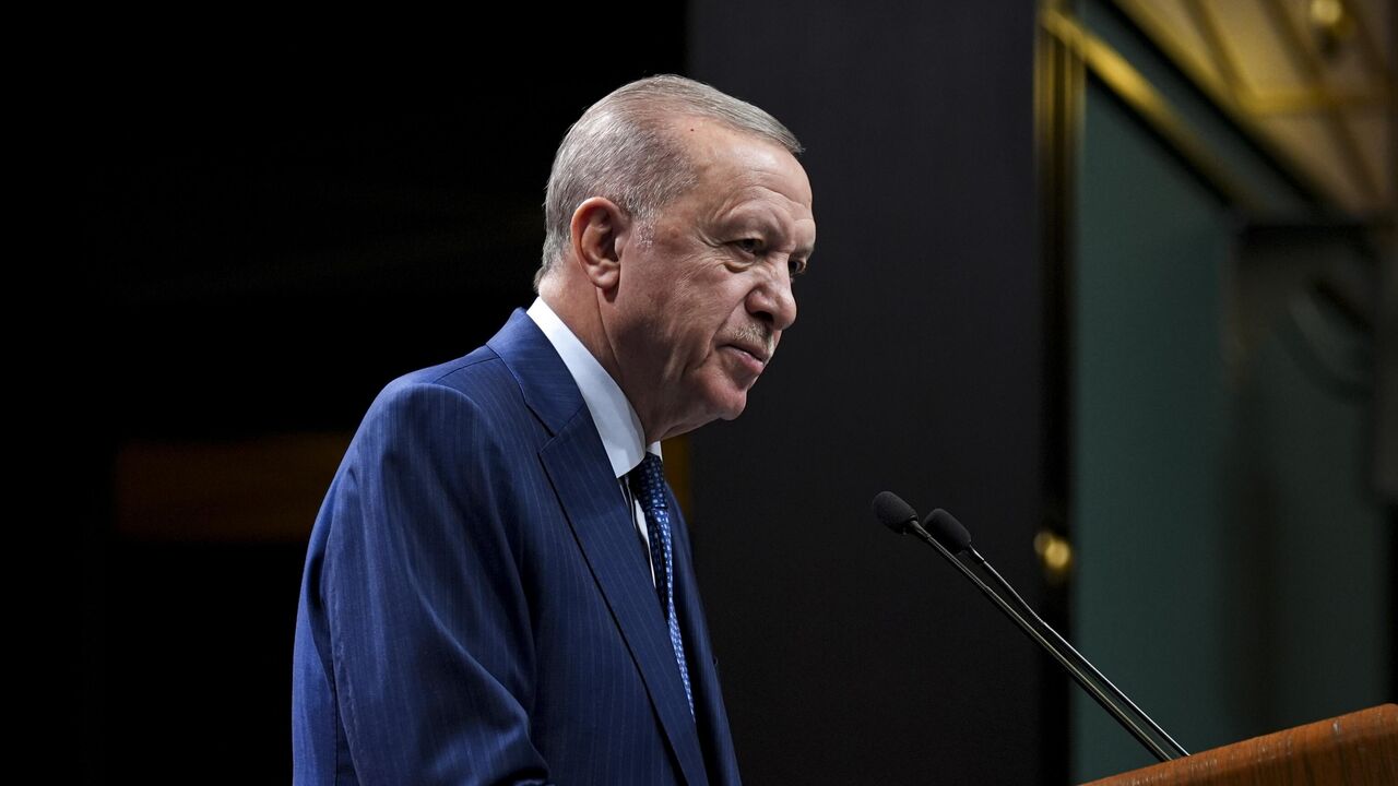 Cem Toker'den Erdoğan'a Zehir Zemberek Sözler: Anayasa Vaadi Slogan, AKP Lideri Siyasi Hayatının En Zor Günlerini Yaşıyor!