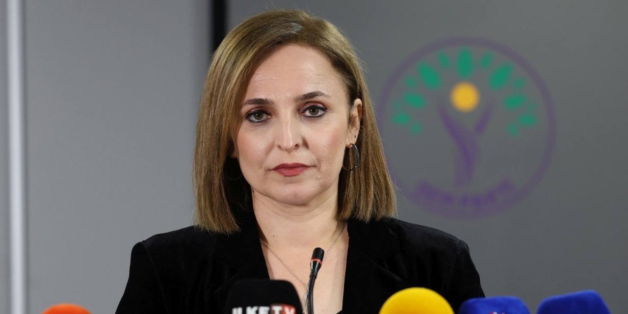 DEM Parti'den Anayasa Çağrısı: Sözcü Ayşegül Doğan, Türkiye'nin Acil İhtiyacını 'Tamamen Yeni' Bir Anayasa Olarak Belirtti!