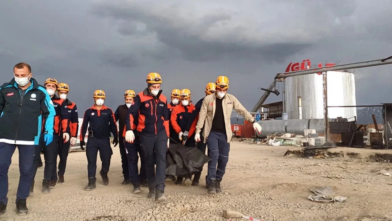 Erzurum'da Dehşet Anları: Asfalt Tesisinde Feci Patlama! Gaz Sıkışması Can Aldı: 1 Ölü, 1 Ağır Yaralı