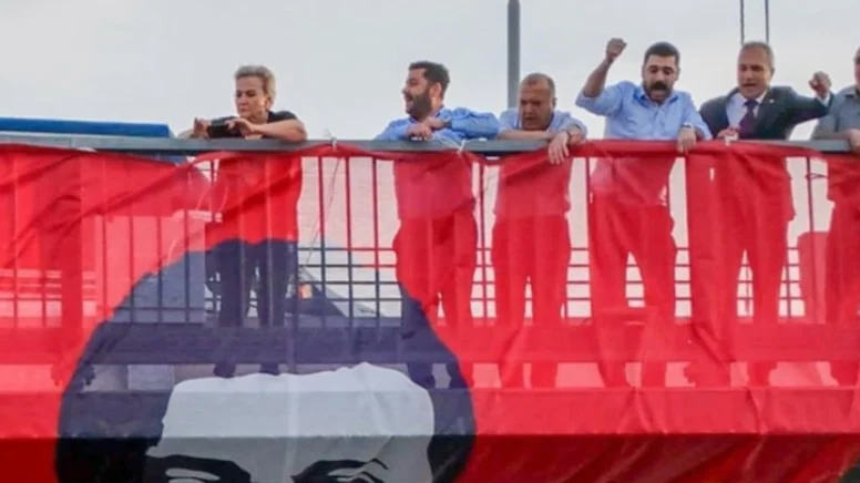 Son Dakika Köprüde 'Free İmamoğlu' Gerginliği! CHP'li Vekiller Pankart Astı, Savcılık Anında Harekete Geçti!