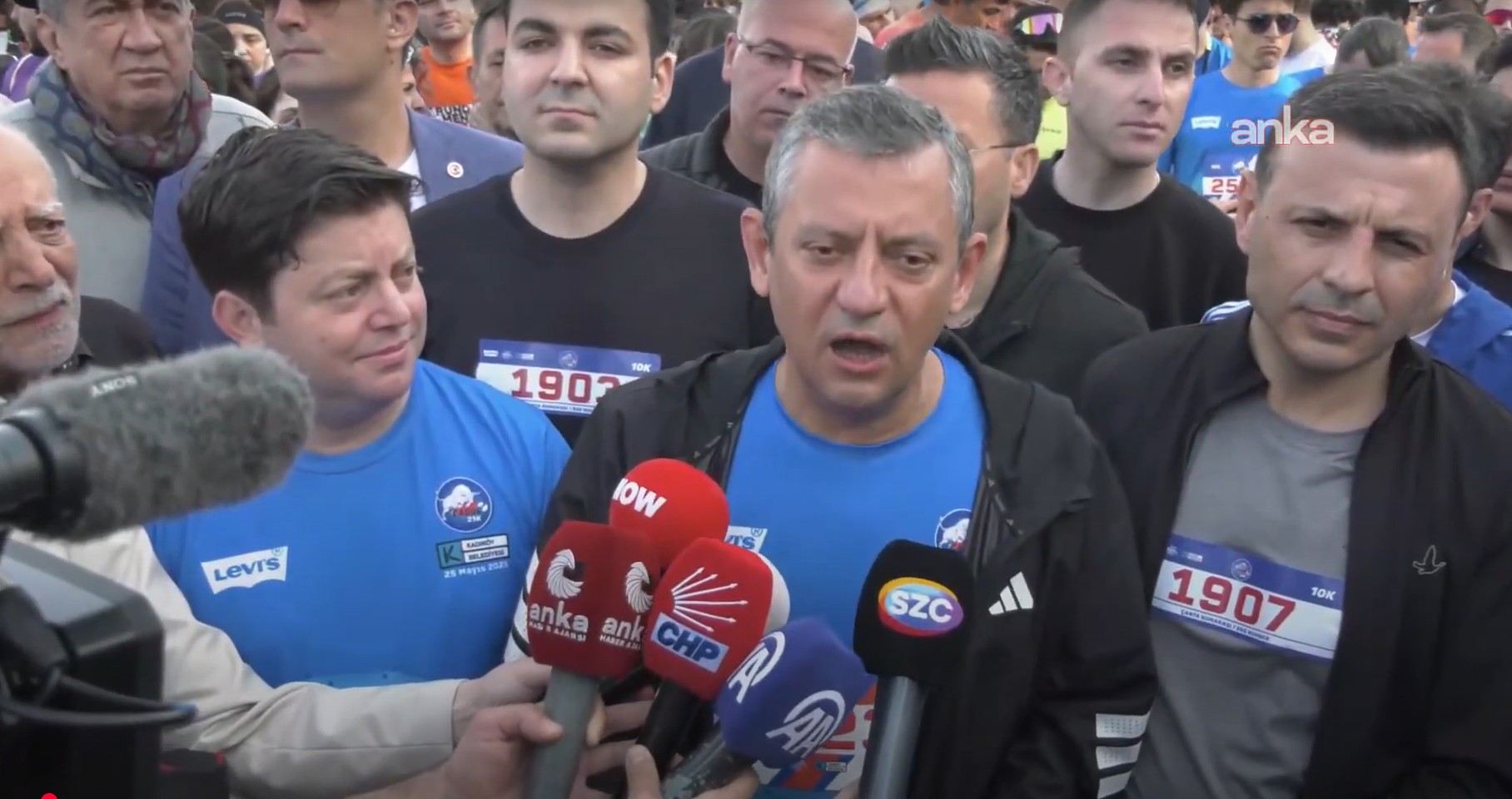 CHP Genel Başkanı Özgür Özel Kadıköy'de Koştu, Bosphorus Köprüsü'ne İmamoğlu Afişi Astılar