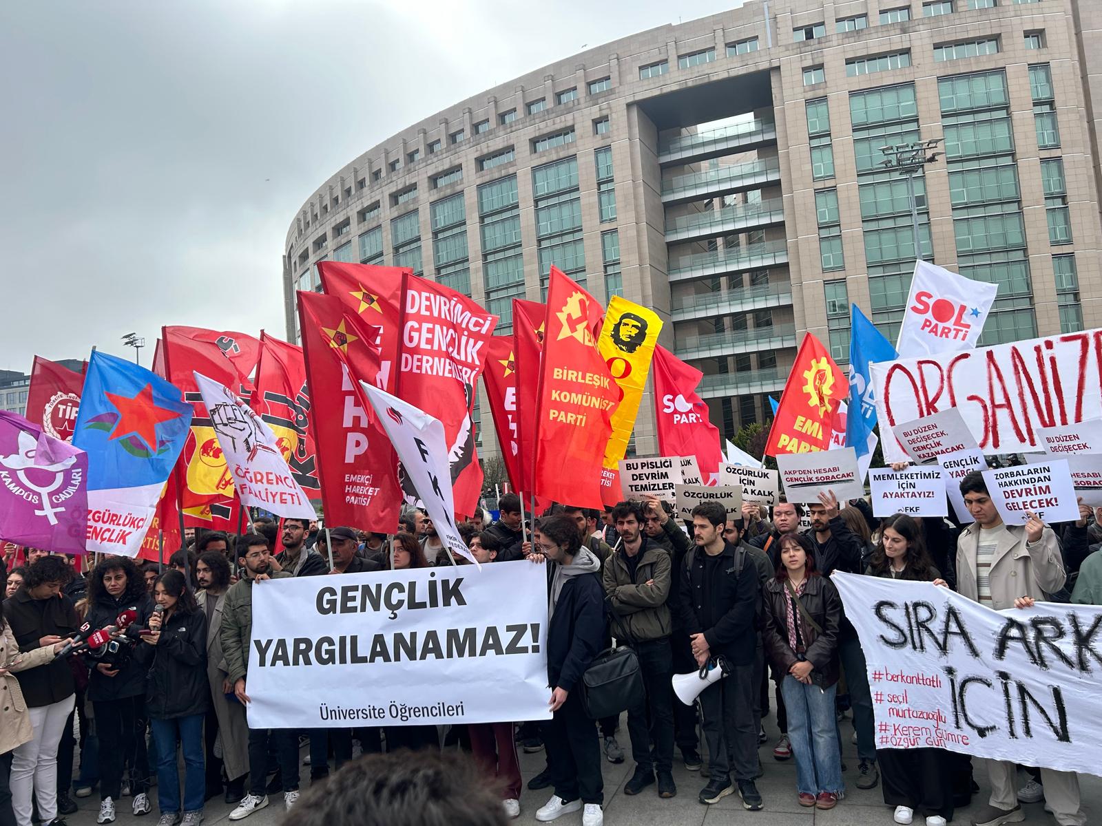 Saraçhane'de Tutuklanan İmamoğlu Destekçisi Gençler Hakim Karşısında! Kritik Dava Başladı...
