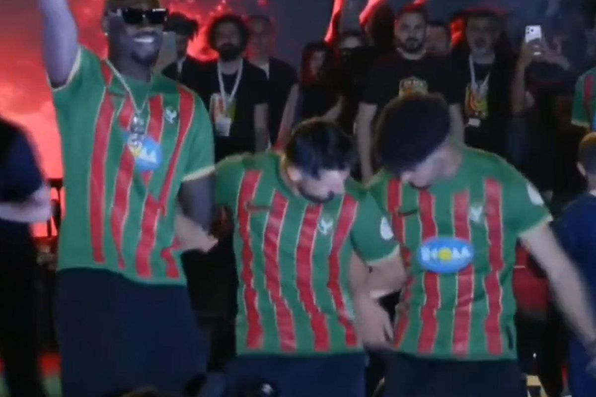 Amedspor’un Şampiyonluk Gecesinde Mbaye Diagne’den Halay Şov