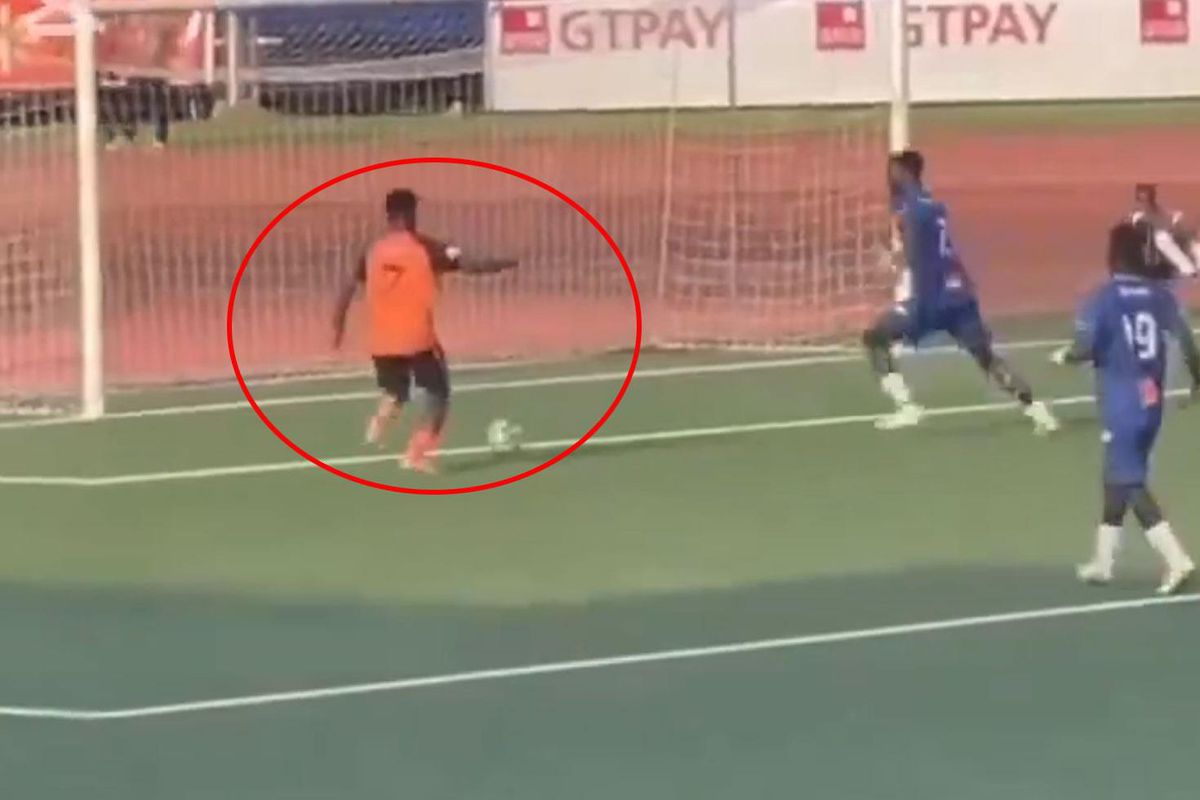 Saha İçinde Skandal! Boş Kaleye Atamayan Oyuncuya Darp