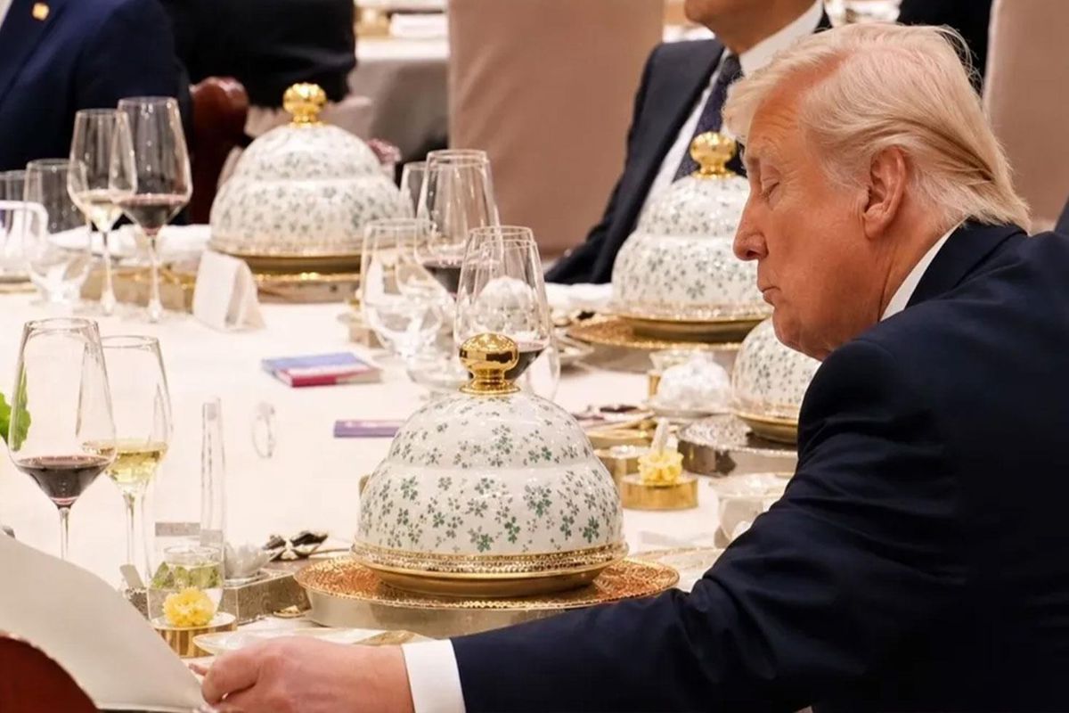 Zirvede Şaşkına Çeviren An! Trump, Şi’nin Açık Defterine Gizlice Baktı!