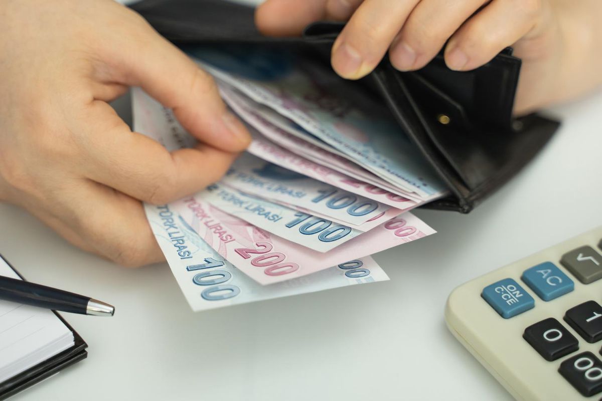 Motorinde Bir Günde İki Değişim! Zam Geldi, İndirim Kapıda