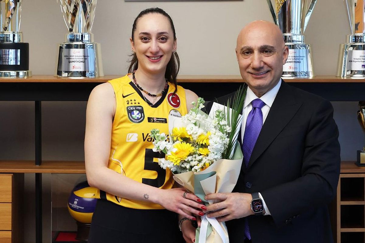 VakıfBank’ta Deprem! 24 Kupayla Tarihe Geçen Ayça Aykaç’a Duygusal Veda