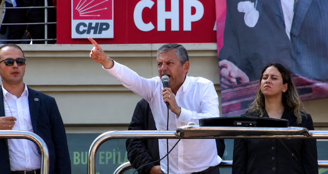 Özgür Özel’den 7 Kilometrelik Mesaj! “Derhal Kurultay Yapın, 2 Milyon Üye Karar Versin”