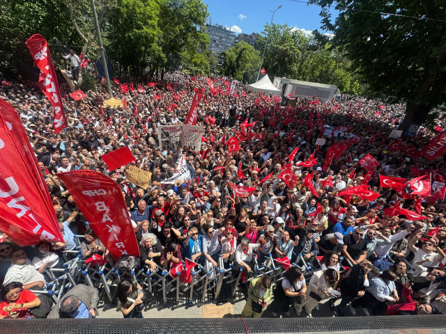 Ankara’da 7 Kilometrelik CHP Yarışı! İki Miting, İki Lider, Gözler Kalabalıktaydı