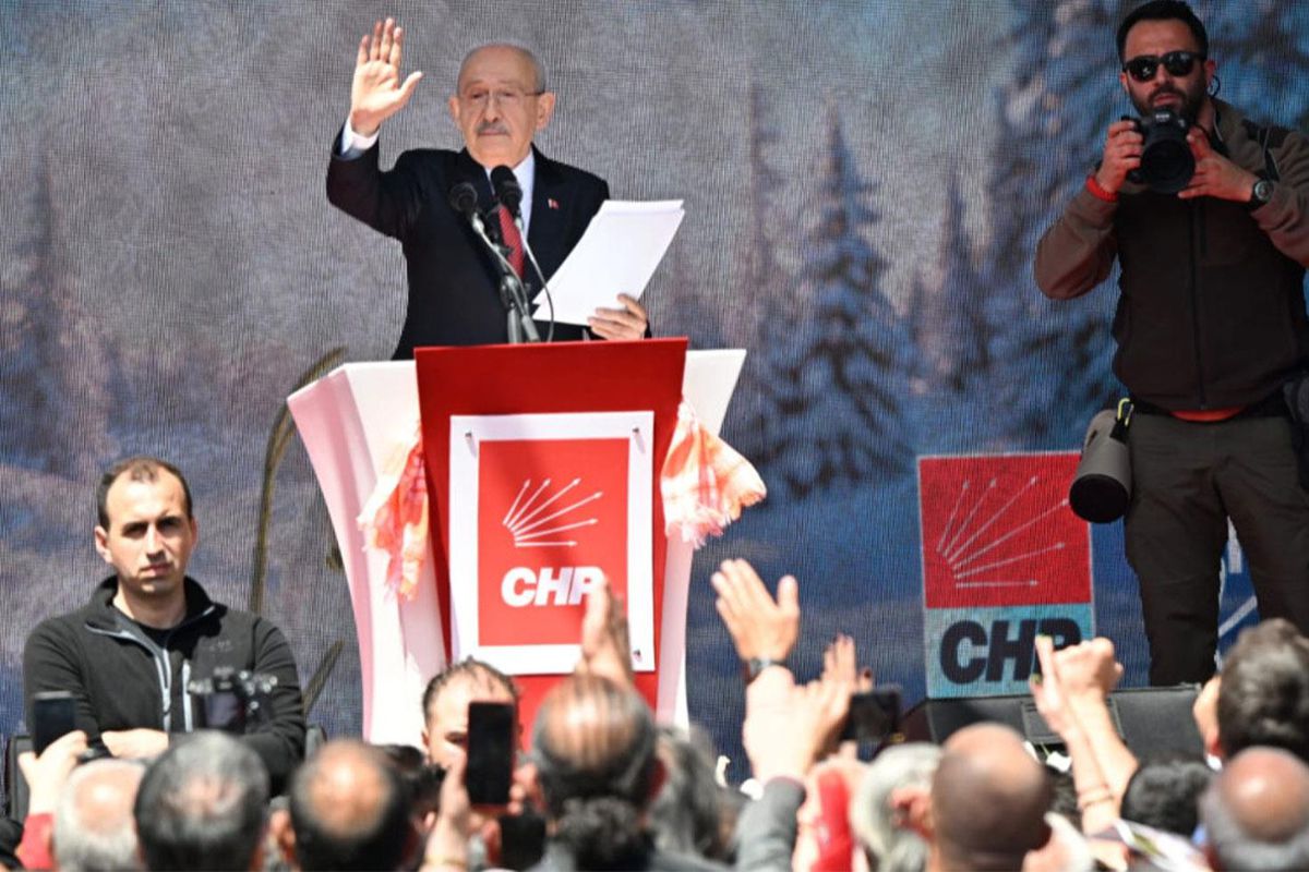 Kılıçdaroğlu’ndan Genel Merkez Önünde Olay Sözler! Atatürk Örneğiyle “Hain” Yanıtı