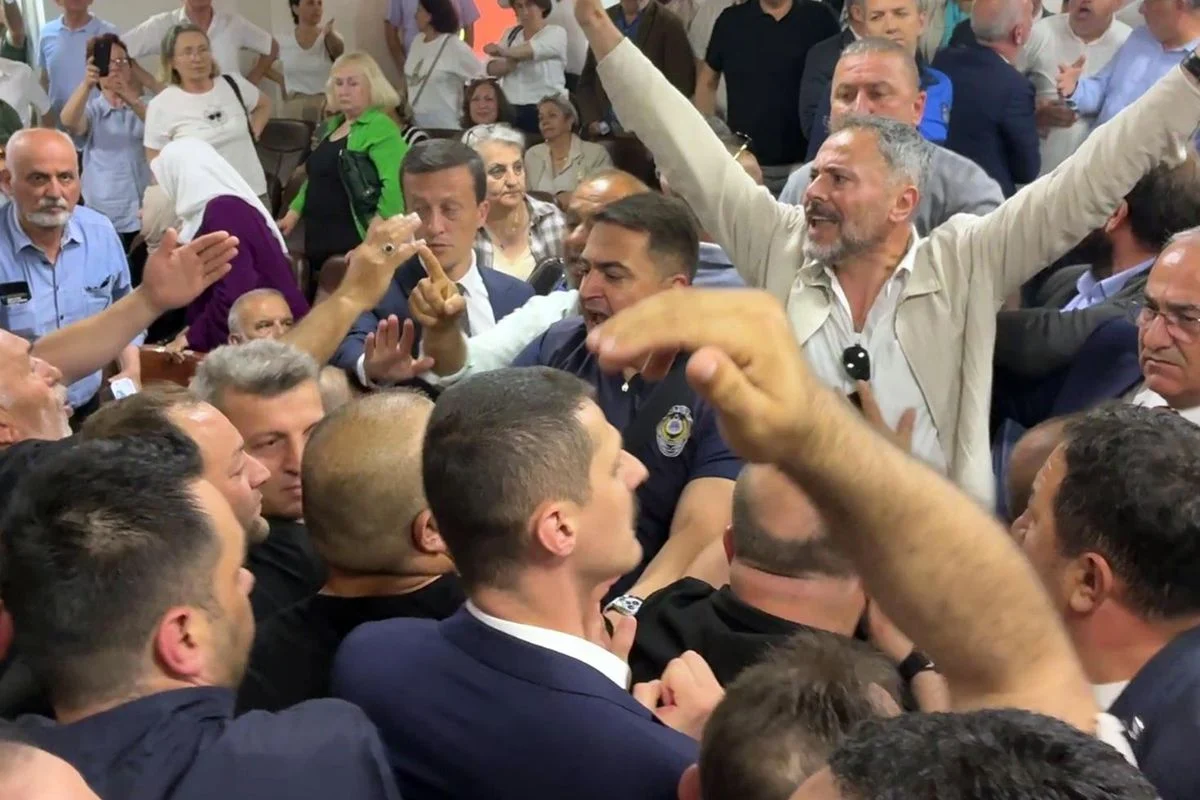 Akçakoca Belediyesinde Oylama Bitti, Kavga Başladı! Meclis Bir Anda Karıştı