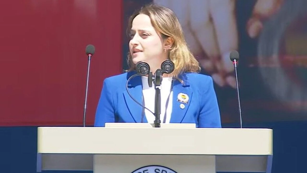Fenerbahçe Kongresinde Aziz Yıldırım’a Sert Sözler! Gizem Özcan Kürsüden Yüklendi