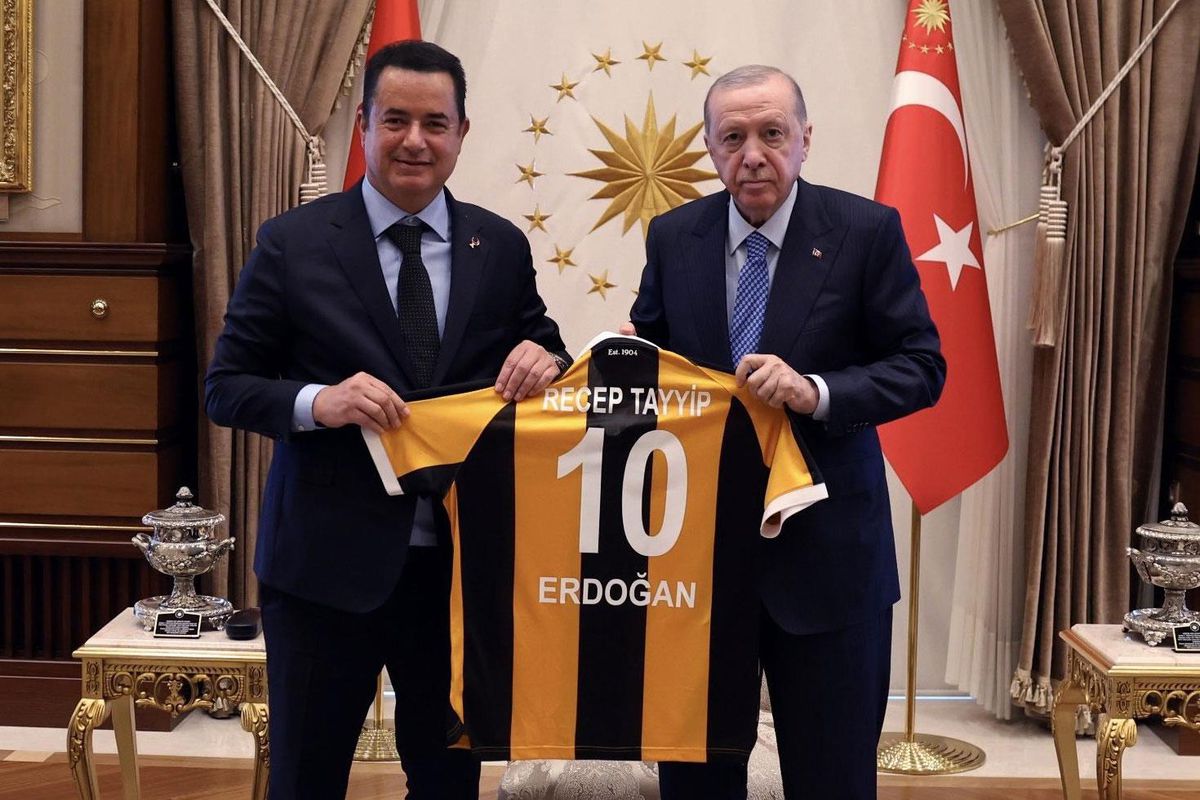 Acun Ilıcalı'dan Cumhurbaşkanı Erdoğan'a Özel Forma Hediyesi! Külliye'deki Görüşme Gündem Oldu