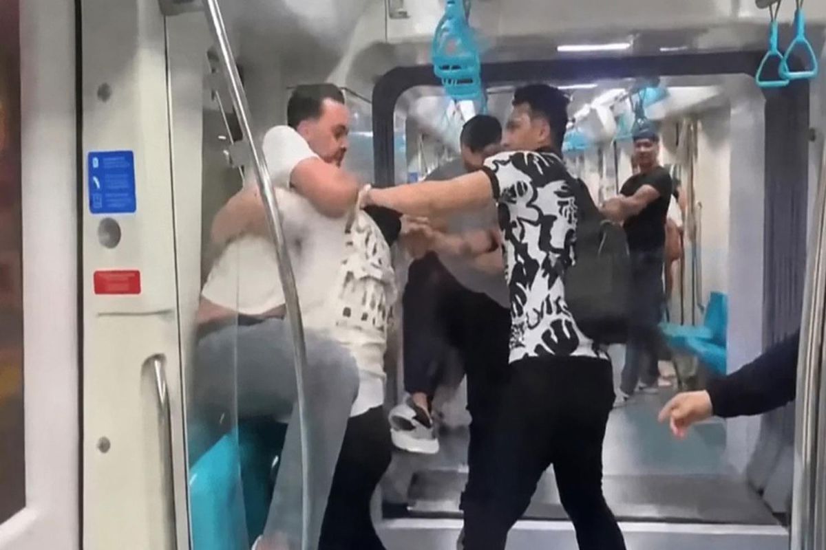 İstanbul Marmaray’da Tekmeli Yumruklu Kavga: Yolcular Araya Girdi