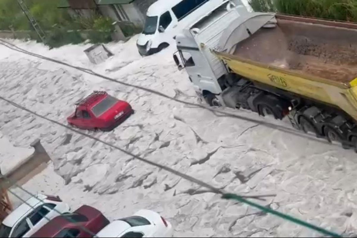 Ankara’da Bir Anda Kıyamet Koptu! Dolu Kalınlığı 30 Santimetreye Ulaştı