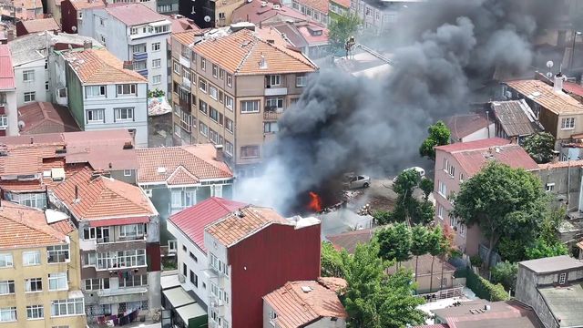Fatih'te Korku Dolu Anlar! Binada Başlayan Yangın Araçlara Sıçradı, Dumanlar İstanbul'u Kapladı