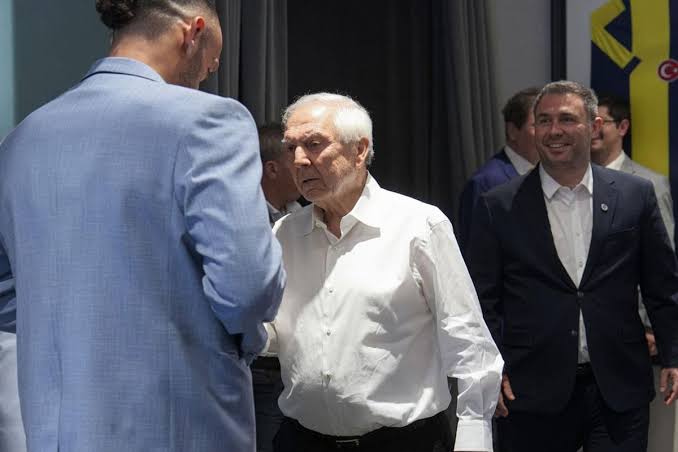 Vedat Muriqi Resmen Fenerbahçe'de! İmza Törenindeki Hareketi Taraftarlardan Tam Not Aldı