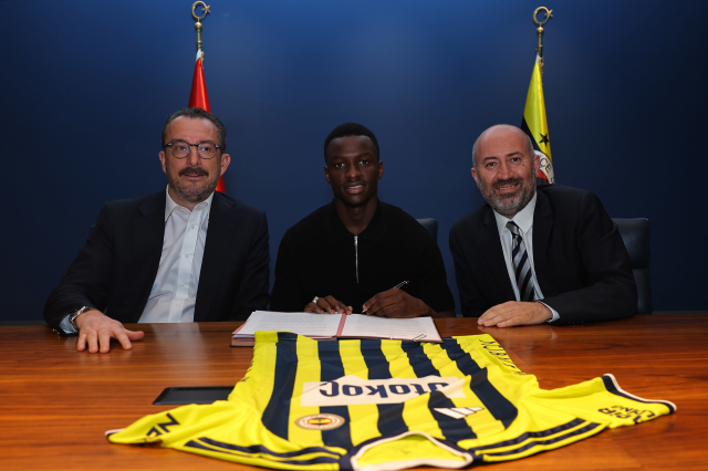 Fenerbahçe'den Geleceğe Dev Yatırım! Amara Diouf İçin 5 Yıllık İmza Atıldı