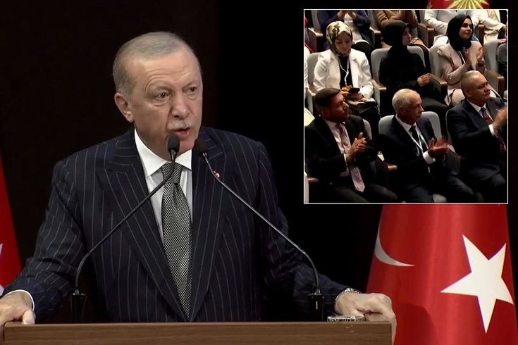 Cumhurbaşkanı Erdoğan AK Parti Rozetlerini Taktı! Üç Belediye Başkanı Partiye Katıldı