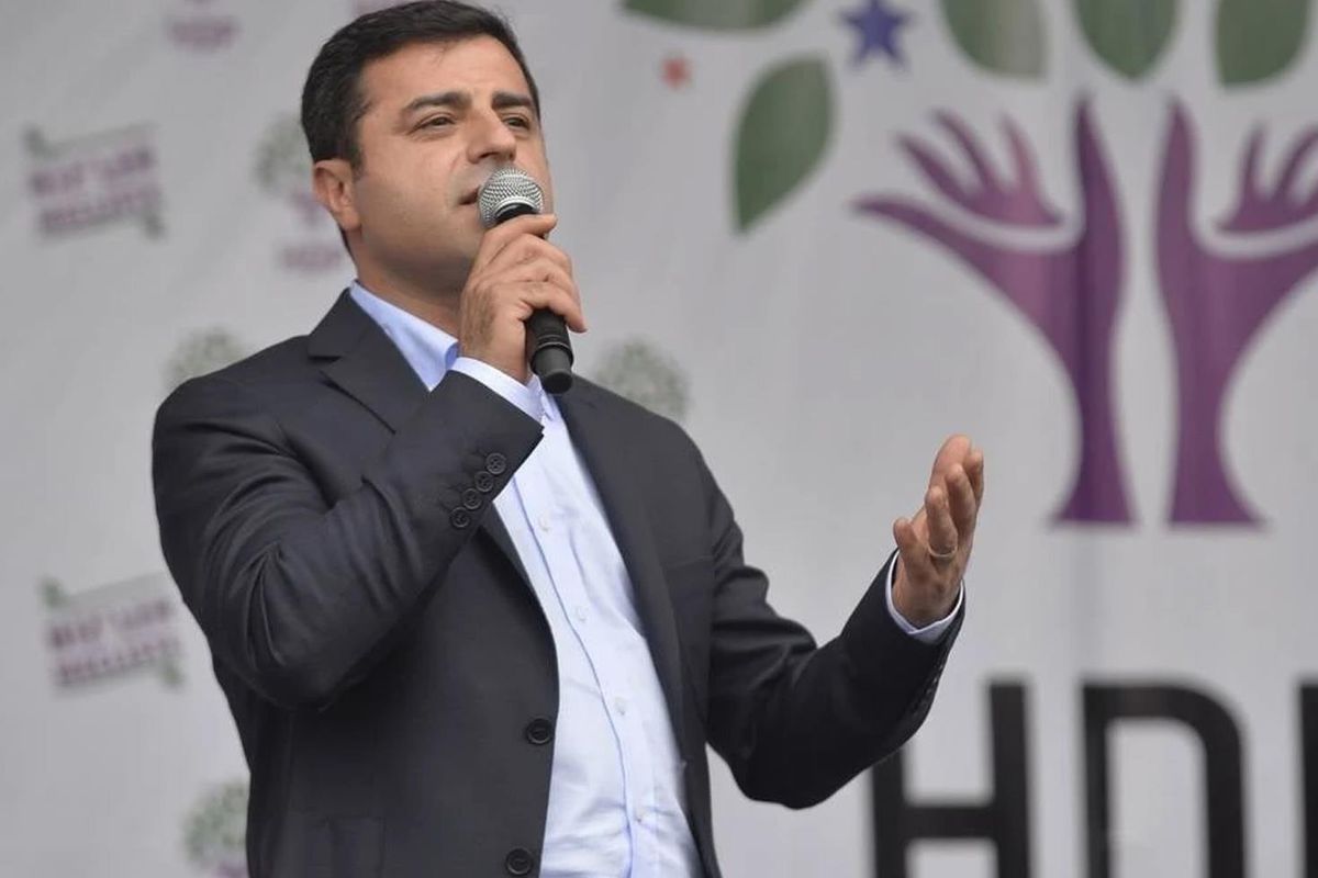 Başak Demirtaş'tan Selahattin Demirtaş'ın Yeni Fotoğrafı! "Edirne'den Sıcak Selamlar" Mesajı