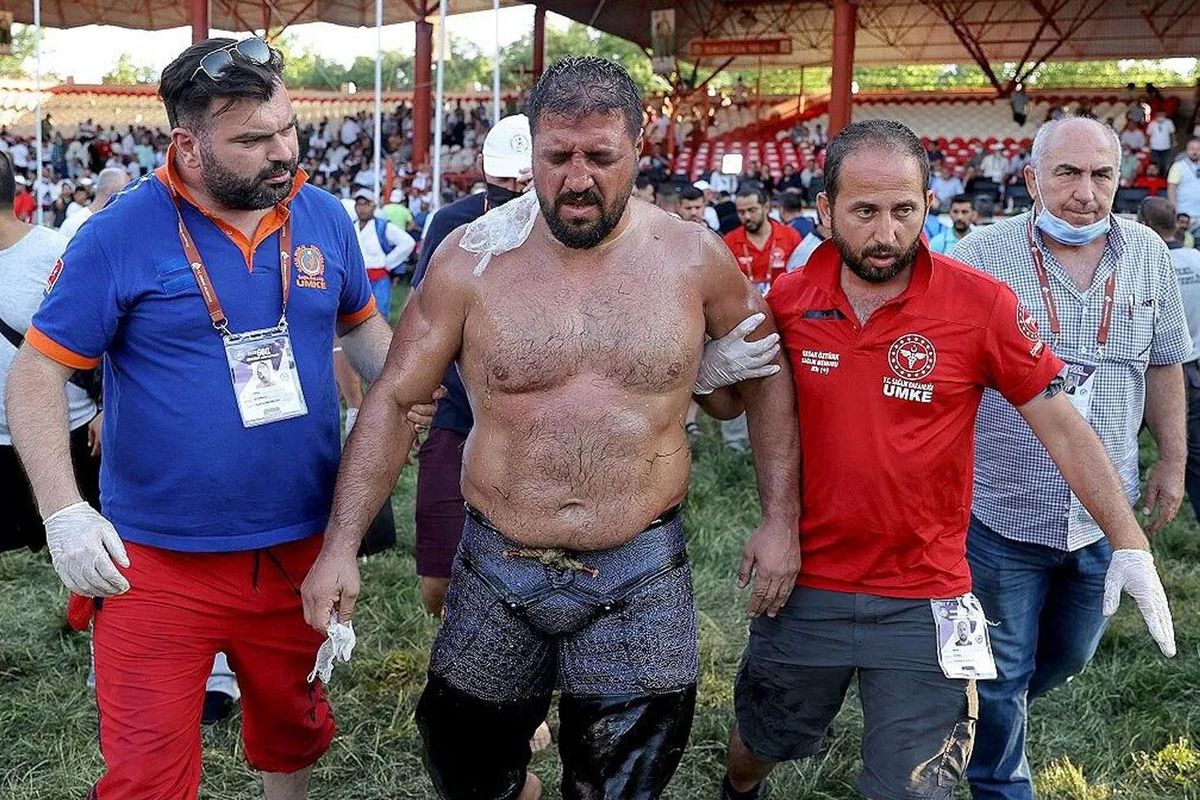 Kırkpınar'da Duygu Dolu Veda! Efsane Başpehlivan Recep Kara Er Meydanına Gözyaşlarıyla Veda Etti
