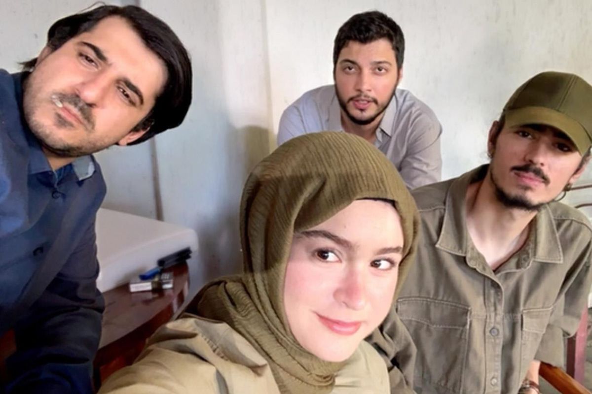 Asena Keskinci’nin Yeni Hali Sosyal Medyayı Salladı: Setten Tesettürlü Kare Geldi