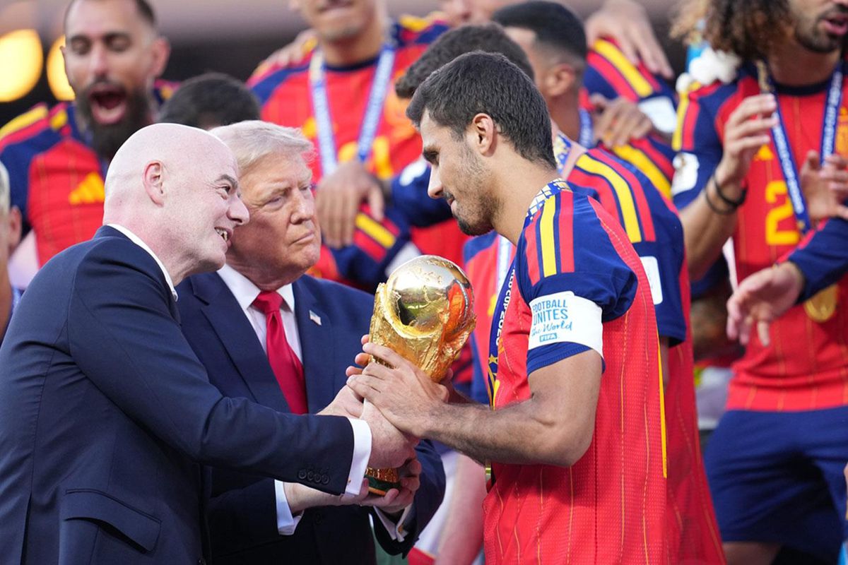 Dünya Kupası'nda Taraftar Oyları Olay Yarattı: 40 Yaşındaki Kaleci 11'e Girdi, Ronaldo Liste Dışı Kaldı!