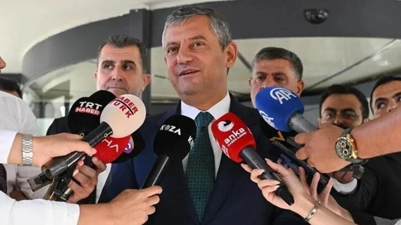 Özgür Özel Cuma Namazı Çıkışında Gövde Gösterisi Yaptı!