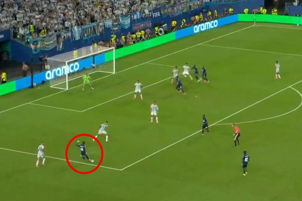 Dünya Kupası’nda Bordo-Mavi Gurur: Cabral’ın Füzesi FIFA Anketi’nde Birinci Seçildi!