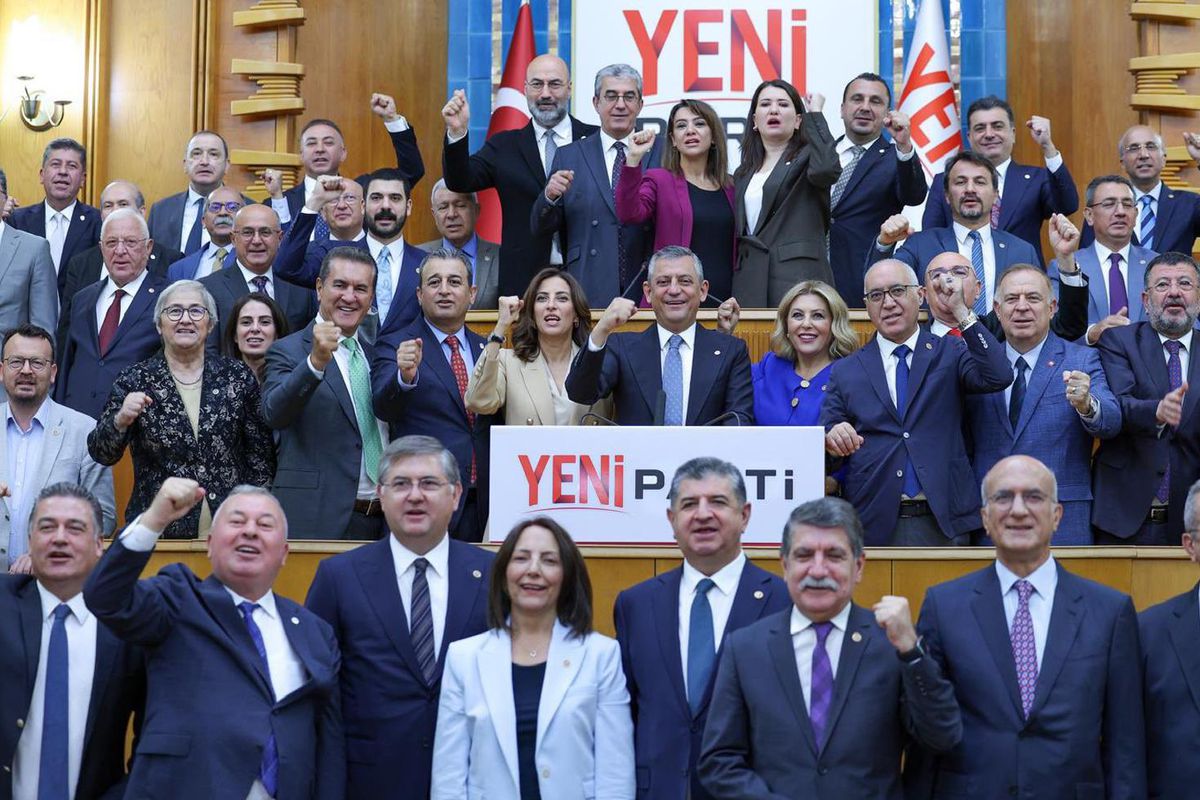 CHP Teşkilatı Topluca İstifa Etti: Manisa’da Tüm Kadrolar YENİ Parti’ye Katılıyor!