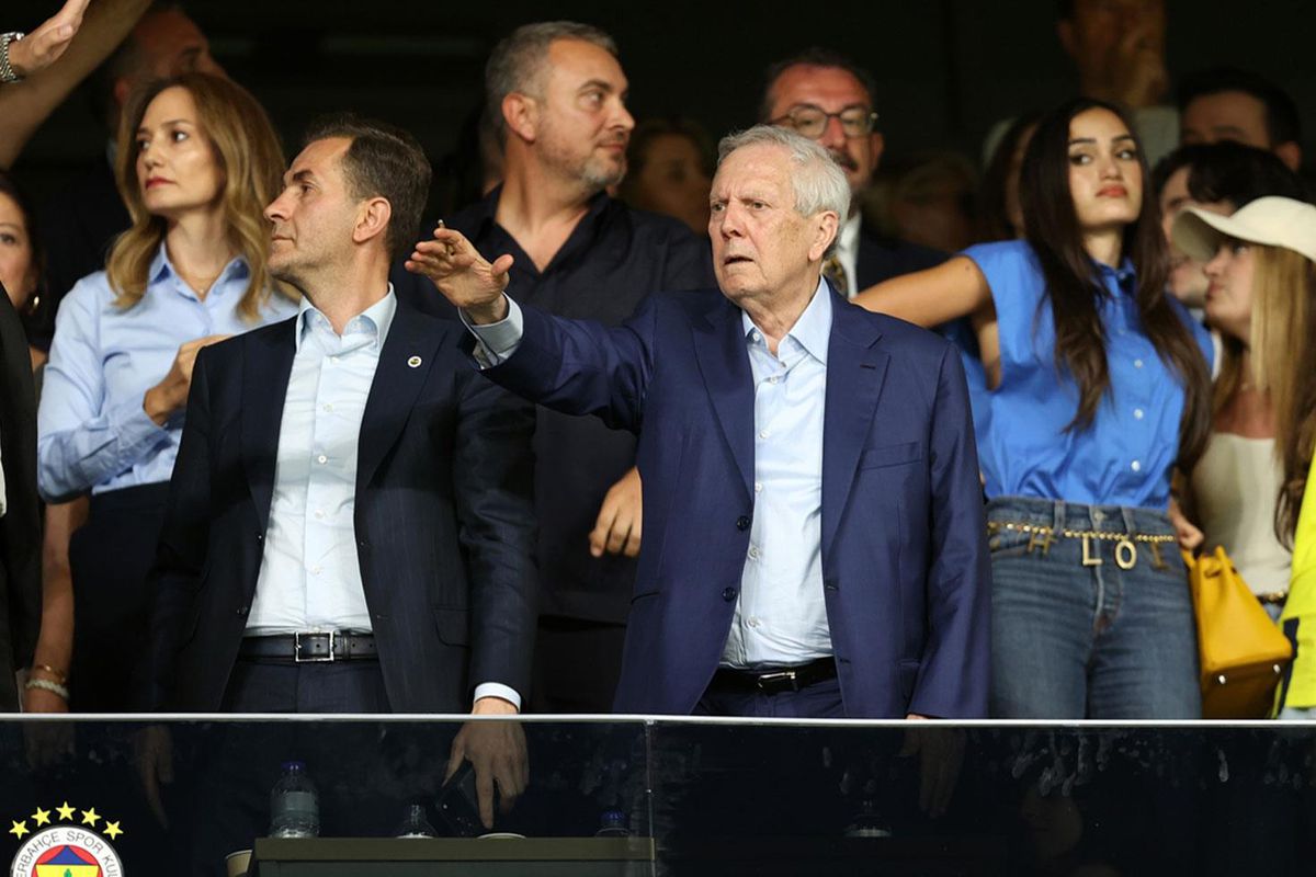 Kadıköy’de Yılın Transfer Bombası: Fenerbahçe Hakan Çalhanoğlu İçin İtalya’da Masaya Oturdu!