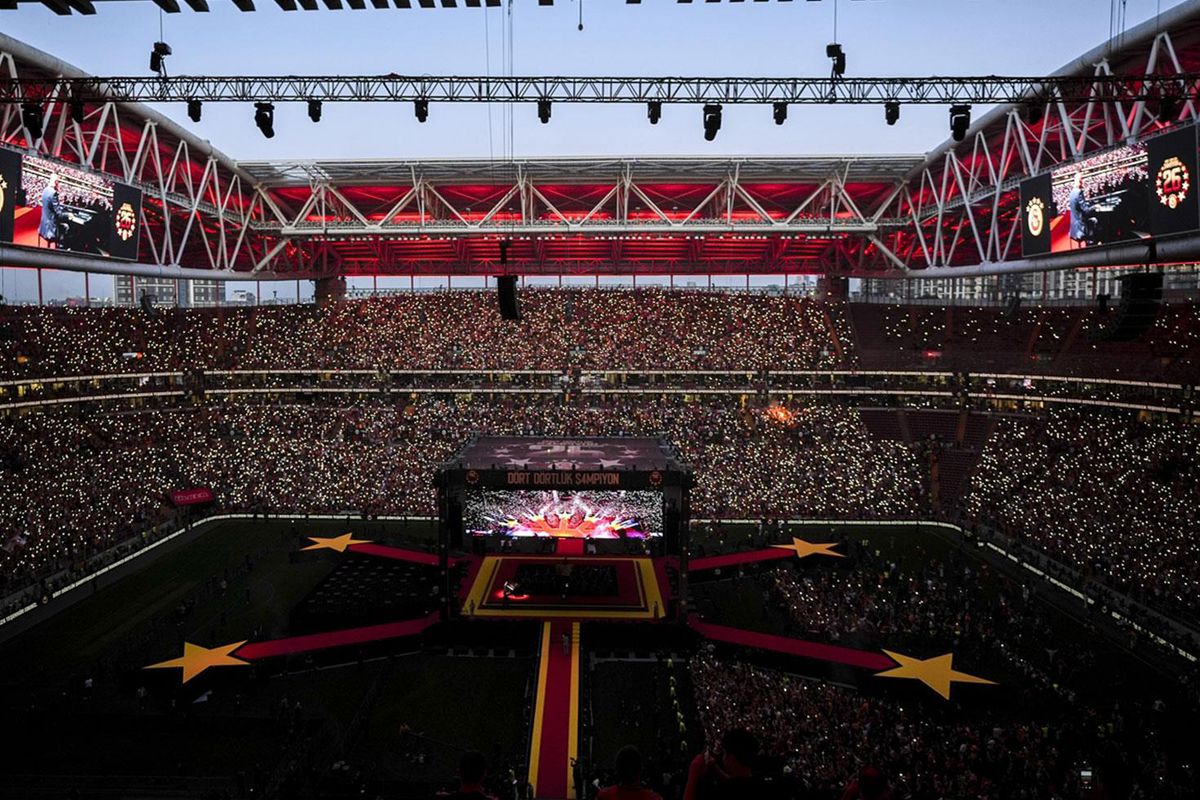 İngiliz Yetkililer Hayran Kaldı: RAMS Park Zeminimiz İngiltere’den Daha İyi!