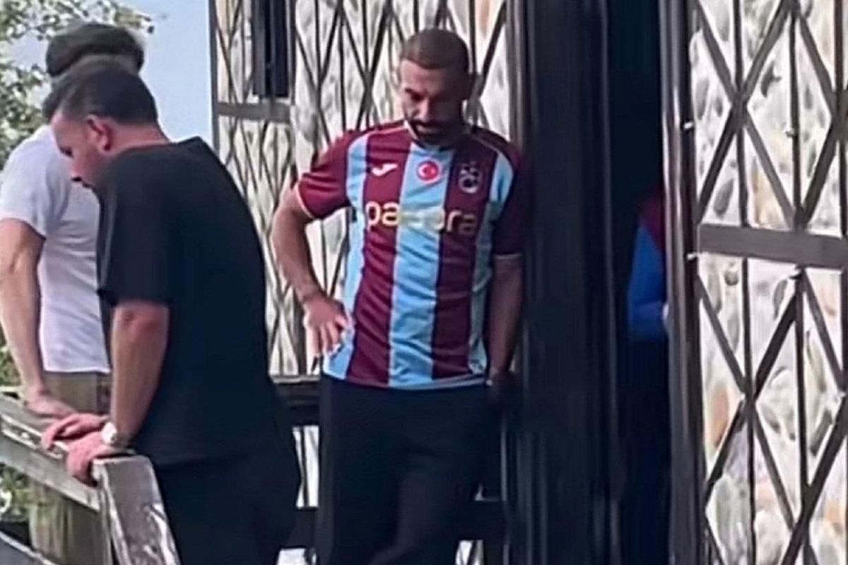 Araklı’daki Reklam Çekiminde Mola Veren Salah Kapıda Kaldı! "W.C. Sırası" İddiası Ortayı Karıştırdı!